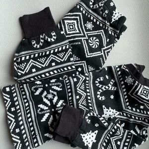 0-3 month Black & White Holiday Print Lounge Set - infant pajamas